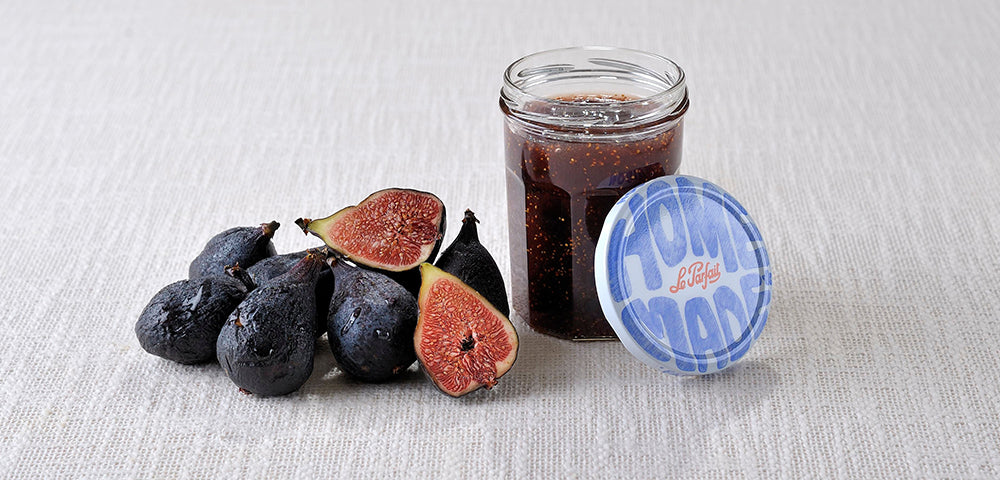 Préparation d'une confiture de figues maison en bocal de verre