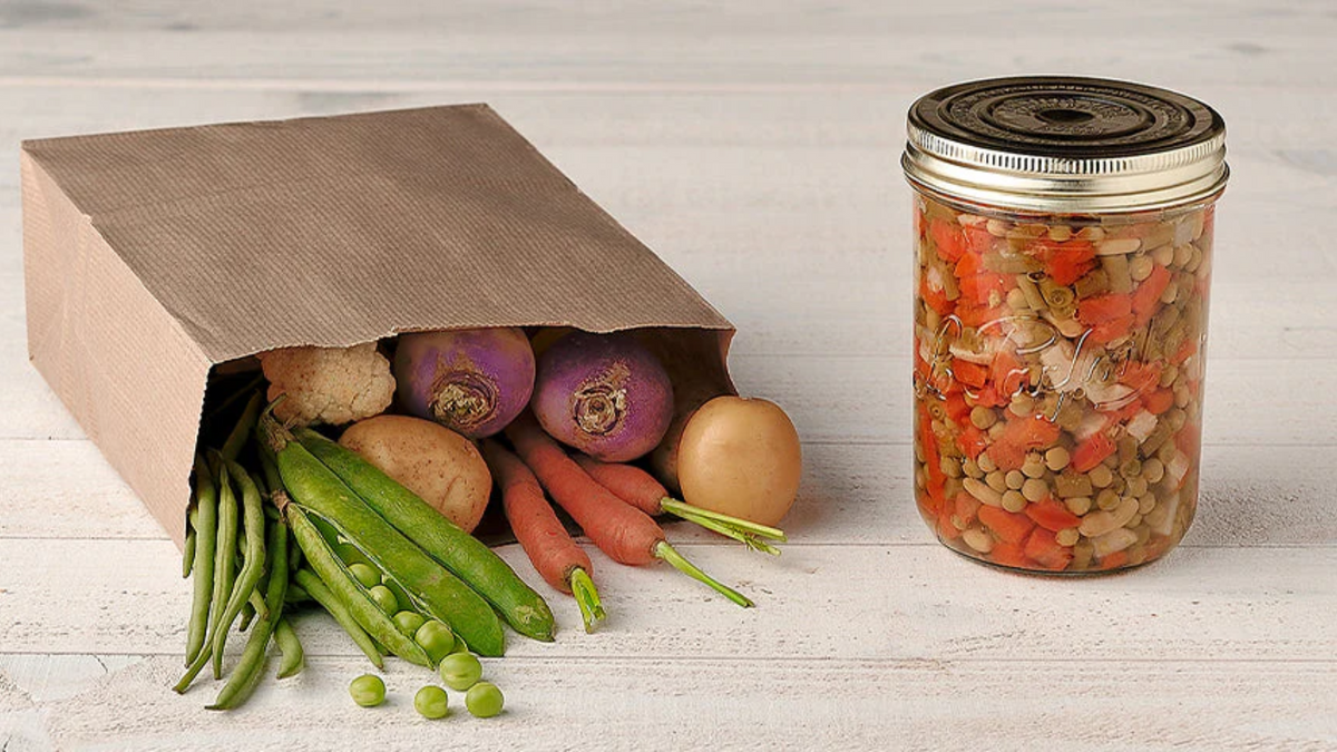 Assortiment de petits légumes en conserve